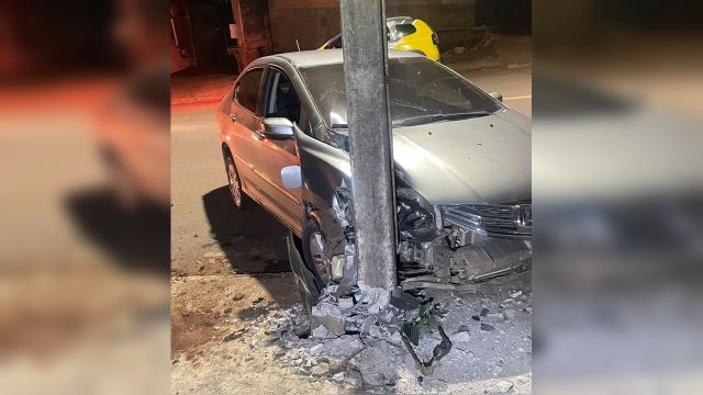 Motorista perde controle e bate em poste após relatar fechamento por outro veículo em Cascavel