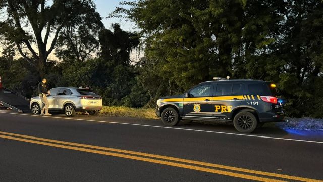 PRF apreende mais de 400 kg de maconha após perseguição e fuga de motorista na PR-323 em Perobal