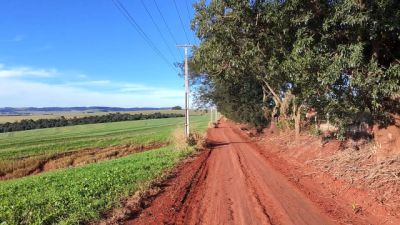 Imagem referente à notícia: Prefeitura de Cascavel inicia obras de asfalto rural entre Rio da Paz e Jangadinha, no distrito de Diamante