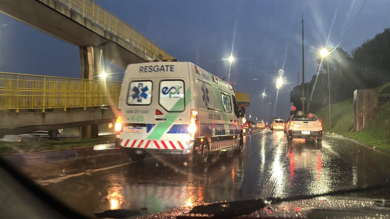 Motociclista sofre fratura em tornozelo após queda na BR-277, em Cascavel, e é encaminhado à UPA Tancredo
