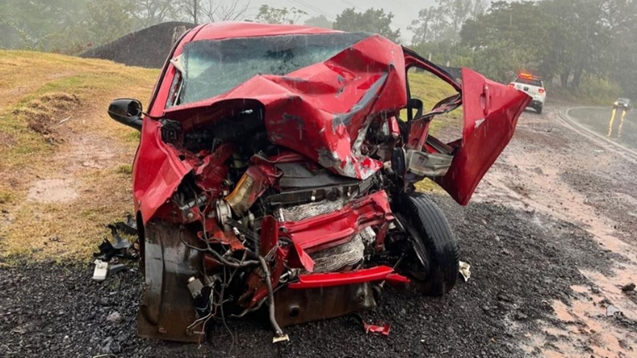Mulher morre após colisão entre carro e carreta bitrem na BR-369 entre Jandaia do Sul e Bom Sucesso