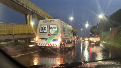 Imagem referente à notícia: Motociclista sofre fratura em tornozelo após queda na BR-277, em Cascavel, e é encaminhado à UPA Tancredo