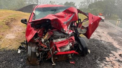 Imagem referente à notícia: Mulher morre após colisão entre carro e carreta bitrem na BR-369 entre Jandaia do Sul e Bom Sucesso