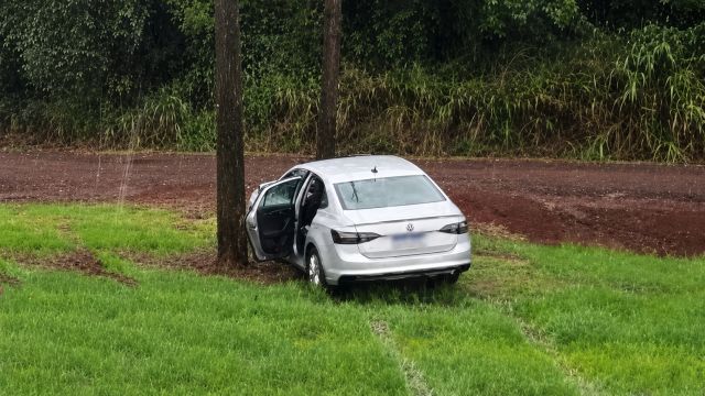 Carra carregado com cigarros contrabandeados se envolve em forte colisão de trânsito na BR-277, em Santa Tereza do Oeste