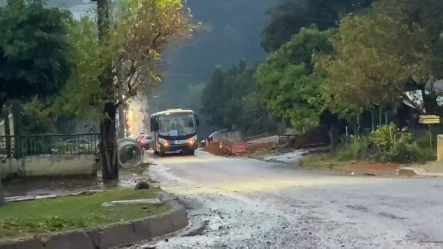 Ônibus atola em trecho em obras e bloqueia ligação entre os bairros Universitário e Cascavel Velho
