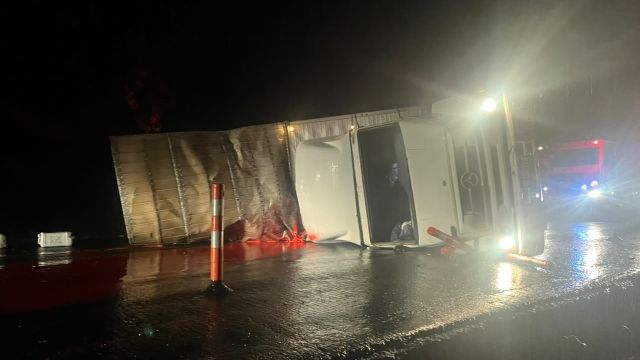Carga tóxica derramada após tombamento de caminhão mantém PR-180 bloqueada em Francisco Beltrão
