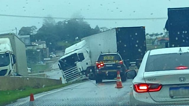 Carreta se envolve em acidente no Trevo Cataratas e deixa trânsito lento em Cascavel