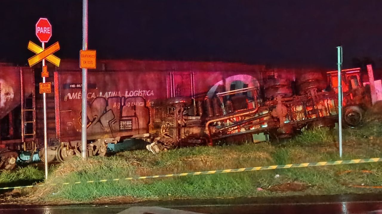 Duas pessoas ficam feridas após colisão entre trem e caminhão de gás em Jandaia do Sul