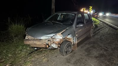 Imagem referente à notícia: Pneu estoura, motorista perde controle e carro bate contra mureta na PR-180 em Cascavel