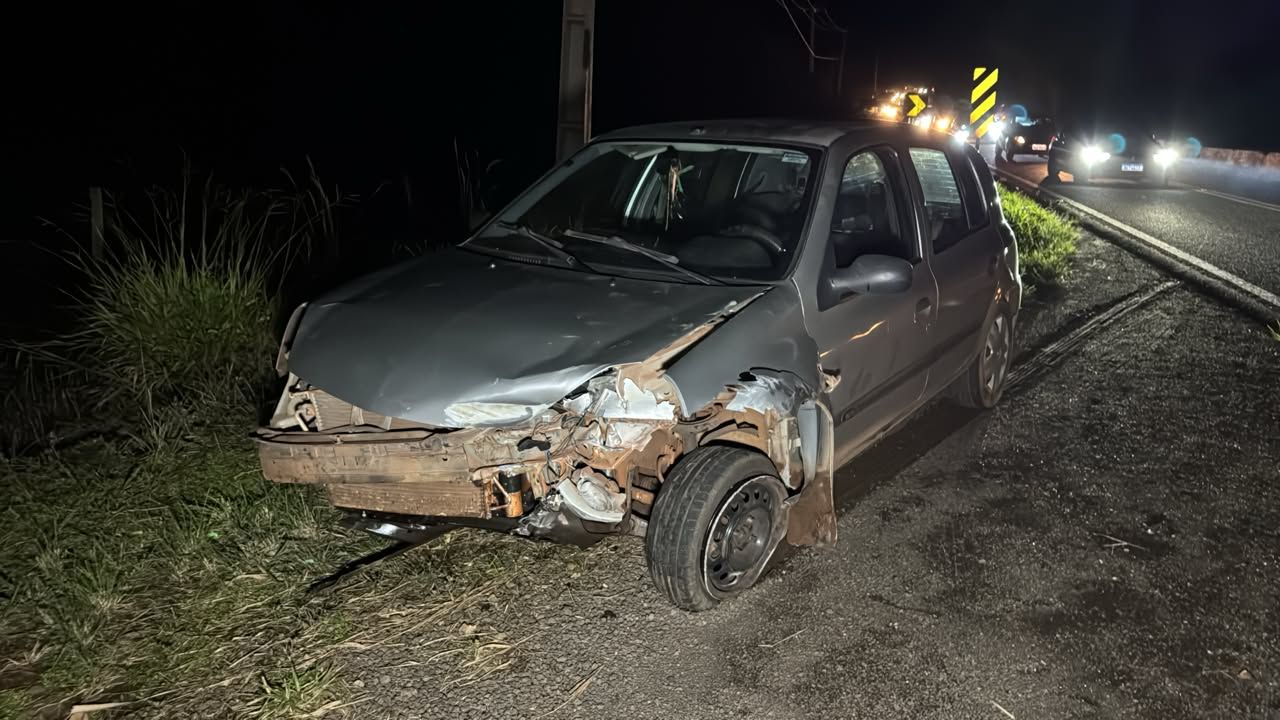 Imagem referente a notícia: Pneu estoura, motorista perde controle e carro bate contra mureta na PR-180 em Cascavel