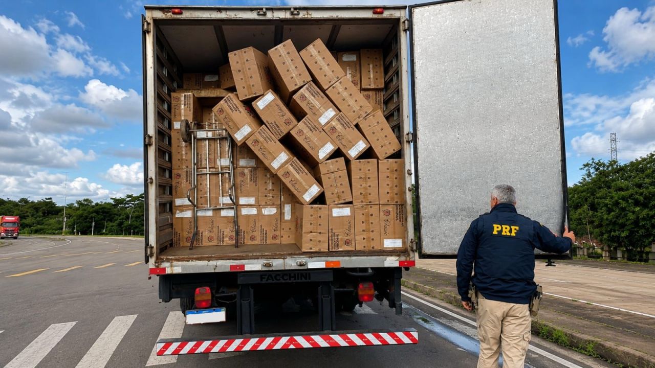 PRF apreende 250 mil maços de cigarros contrabandeados em Guaíra e prende motorista de Cascavel