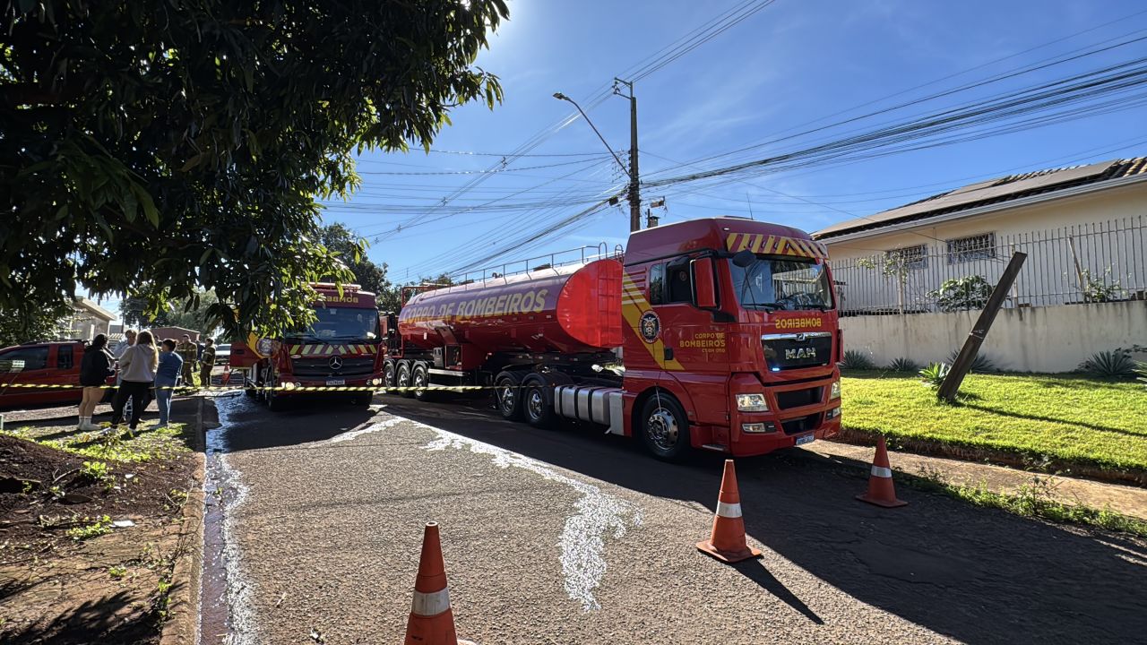 Incêndio destrói casa de madeira no Bairro Neva e deixa família apenas com a roupa do corpo em Cascavel