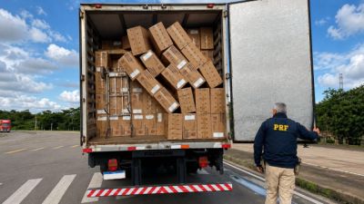 Imagem referente a notícia: PRF apreende 250 mil maços de cigarros contrabandeados em Guaíra e prende motorista de Cascavel
