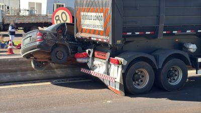 Imagem referente à notícia: Corsa fica destruído após colisão com caminhão bitrem na BR-277 em Cascavel