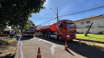 Imagem referente à notícia: Incêndio destrói casa de madeira no Bairro Neva e deixa família apenas com a roupa do corpo em Cascavel