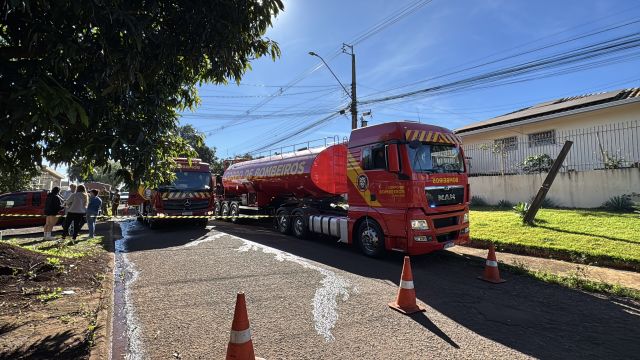 Incêndio destrói casa de madeira no Bairro Neva e deixa família apenas com a roupa do corpo em Cascavel