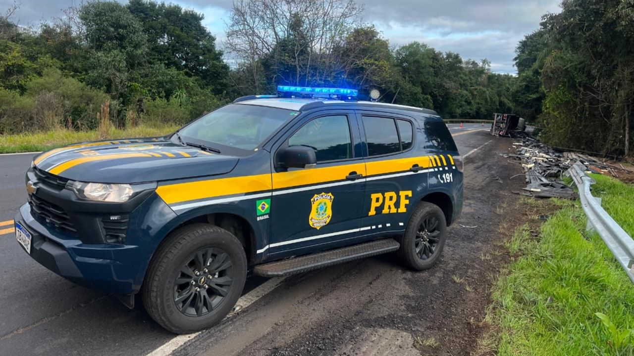 Caminhão carregado com perfis metálicos tomba na BR-373 e deixa motorista ferido em Foz do Jordão