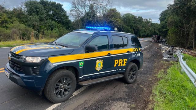 Caminhão carregado com perfis metálicos tomba na BR-373 e deixa motorista ferido em Foz do Jordão