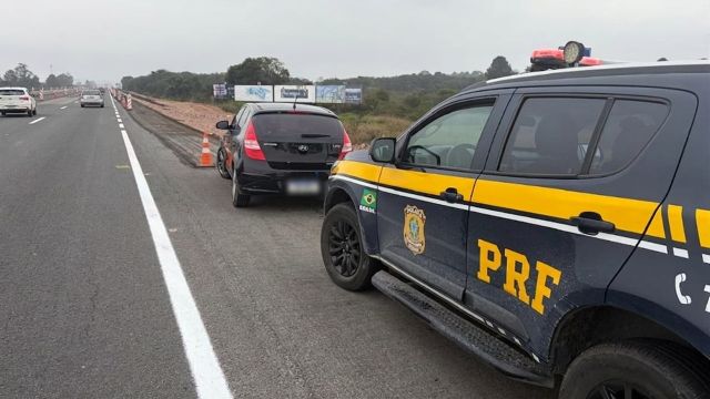 PRF apreende carro com mais de R$ 20 mil em multas acumuladas desde 2018 na BR-277, no Paraná