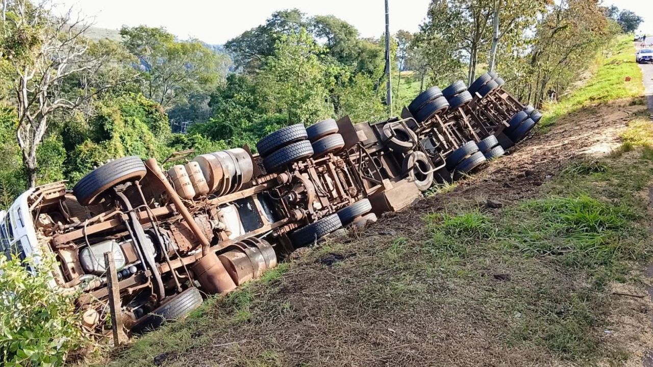 Carreta carregada com soja tomba na BR-163 e mobiliza equipes em Lindoeste