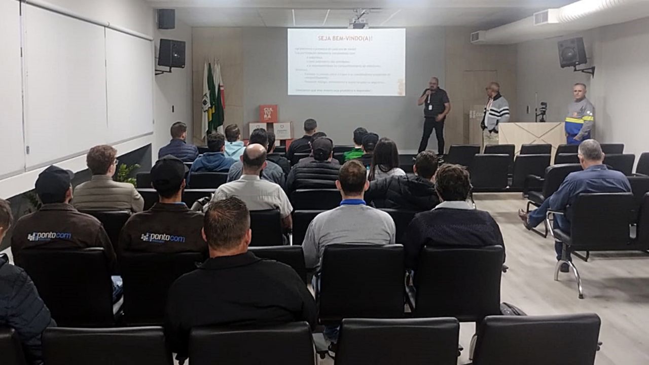 Copel orienta operadoras de internet de Cascavel sobre normas de cabeamento em postes