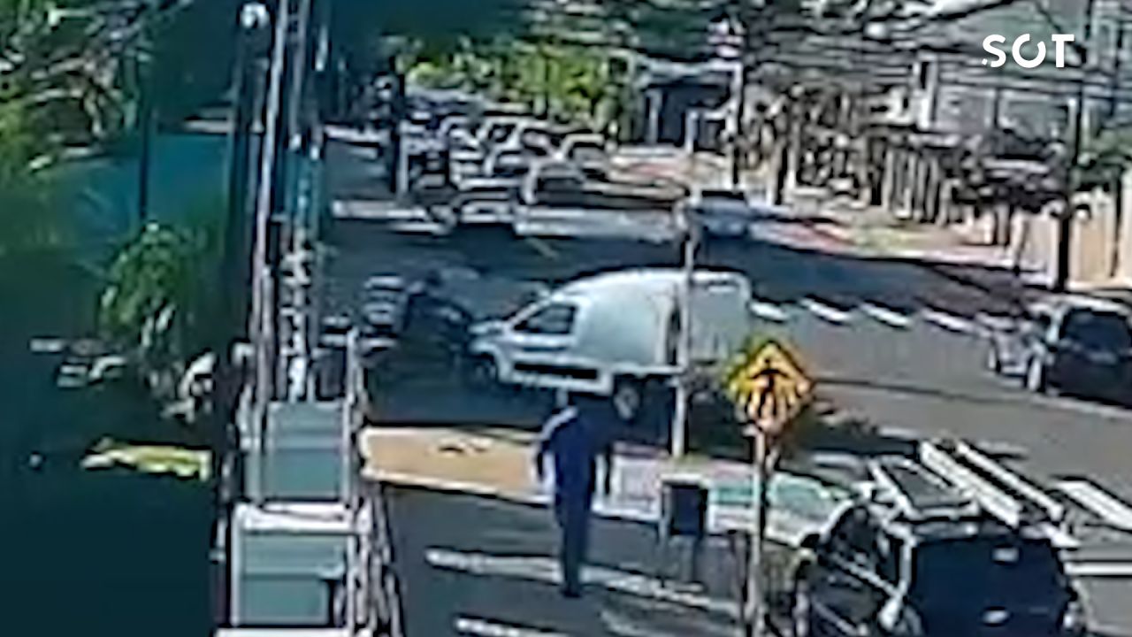 Câmera flagra acidente entre veículo da Sanepar e motociclista no Bairro Maria Luiza, em Cascavel