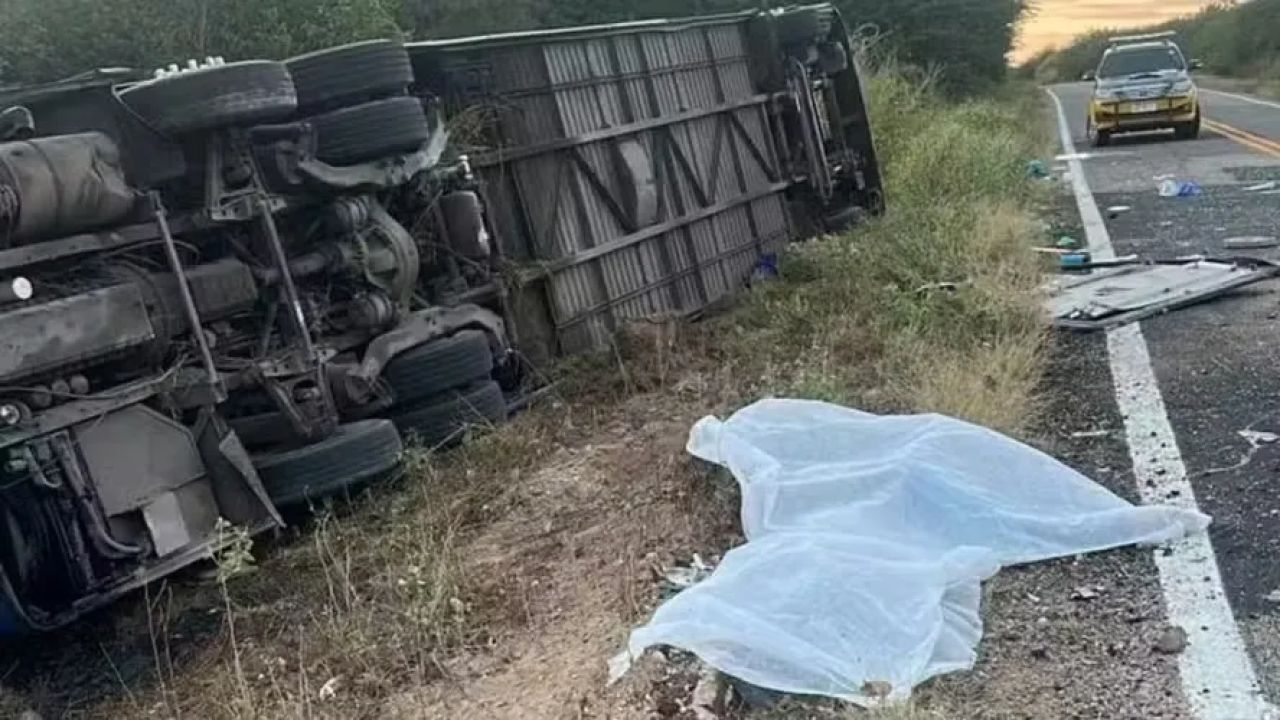 Sete jovens morrem após capotamento de ônibus de equipe de basquete