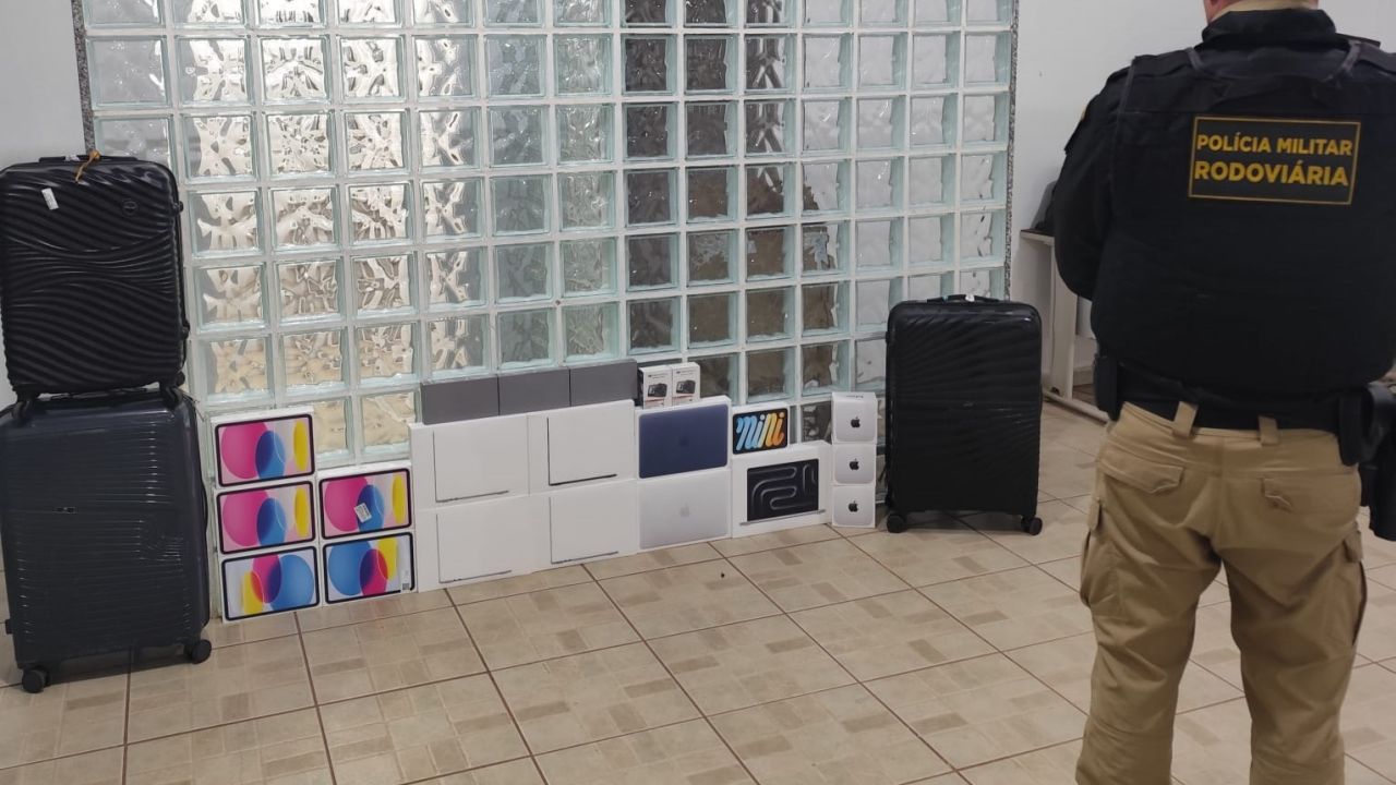 Polícia Rodoviária apreende eletrônicos avaliados em R$ 130 mil em ônibus na PR-585, em Toledo