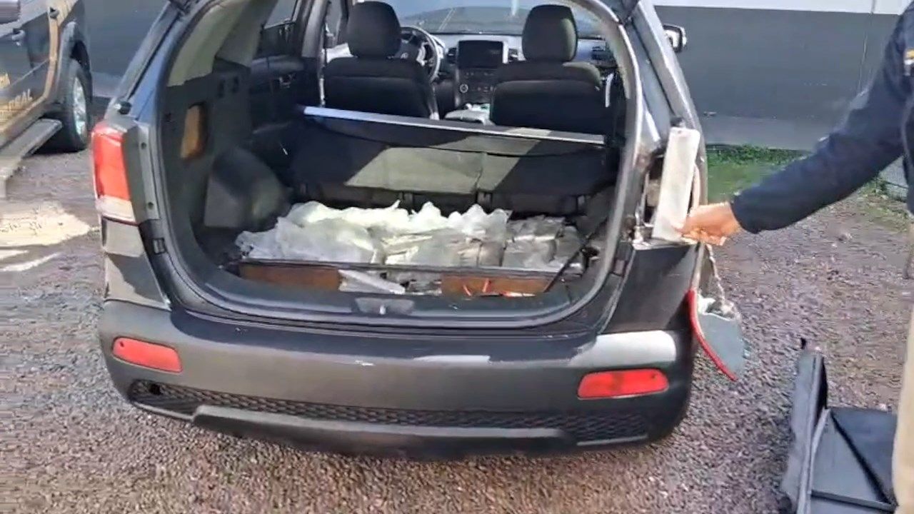Durante atendimento de engavetamento, PRF apreende 212 quilos de maconha escondidos em SUV na BR-369 em Cascavel