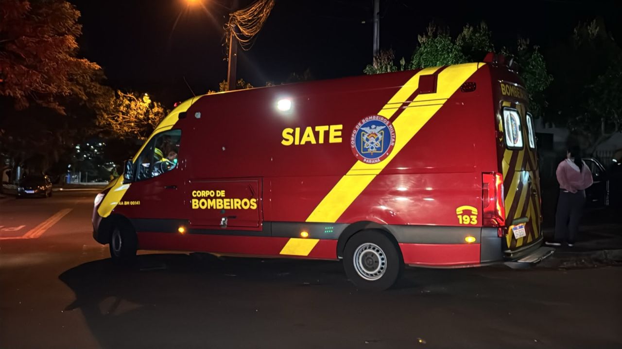 Motorista perde controle após colisão e bate em calçada no Bairro Interlagos, em Cascavel