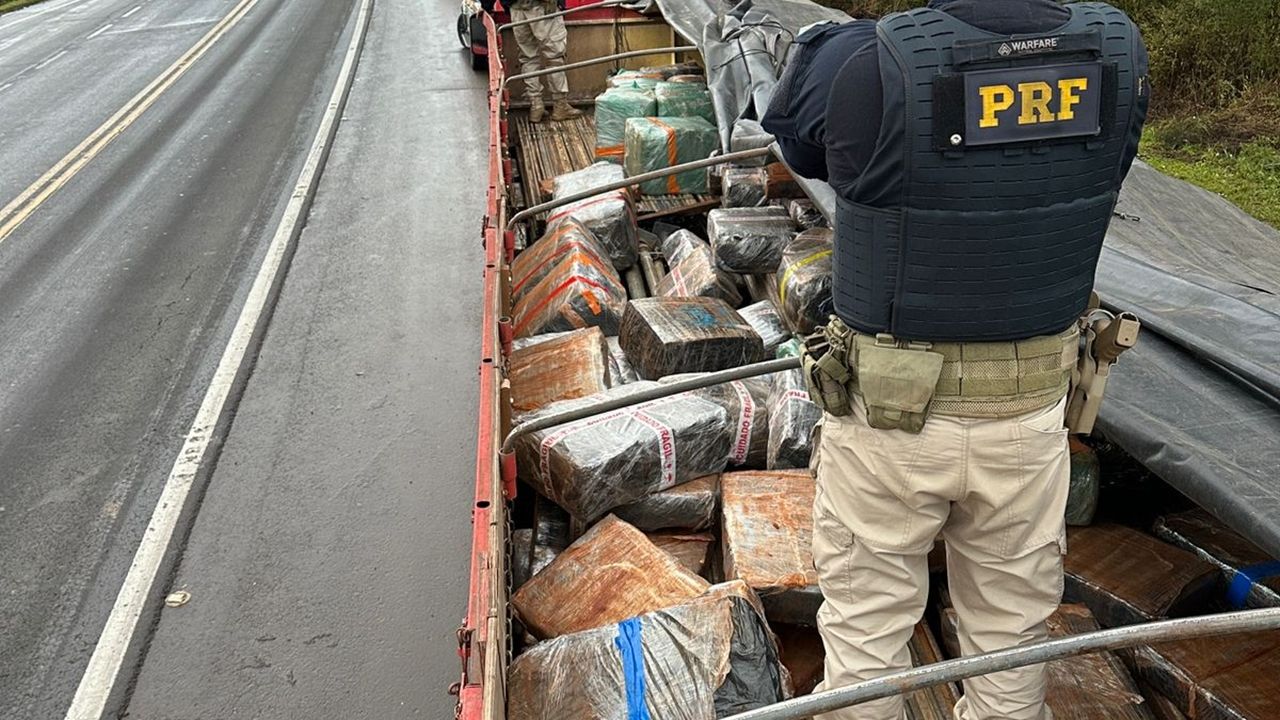 PRF apreende quase 2,5 toneladas de maconha em caminhão na BR-277, em Guarapuava