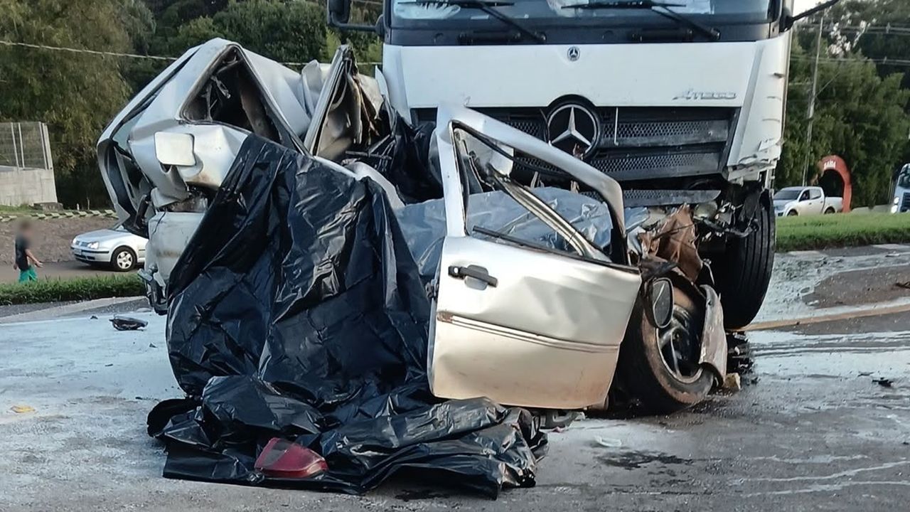 Colisão entre Gol e caminhão baú deixa três mortos e um ferido grave na BR-277 em Laranjeiras do Sul
