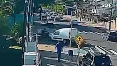 Imagem referente à notícia: Câmera flagra acidente entre veículo da Sanepar e motociclista no Bairro Maria Luiza, em Cascavel