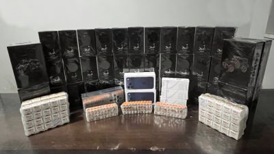 Imagem referente à notícia: iPhones, medicamentos e perfumes árabes são apreendidos em ônibus interestadual em Cascavel