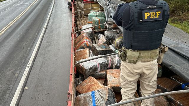 PRF apreende quase 2,5 toneladas de maconha em caminhão na BR-277, em Guarapuava