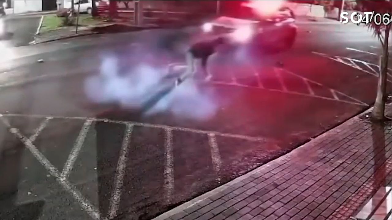 Homem salta de carro em chamas durante perseguição policial e 124 quilos de maconha são apreendidos no Paraná