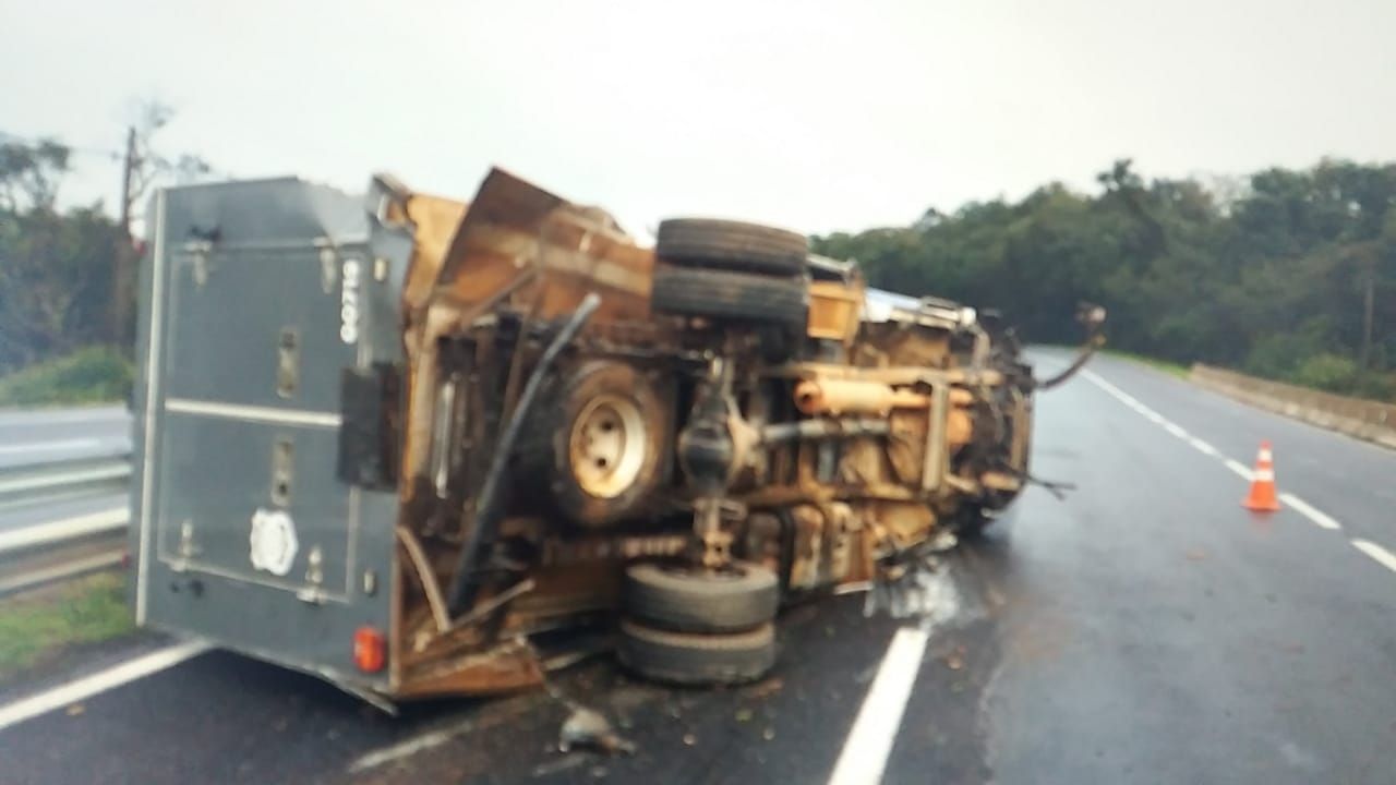 Viatura do DEPEN-PR tomba na BR-376 em Tibagi durante deslocamento para Ortigueira