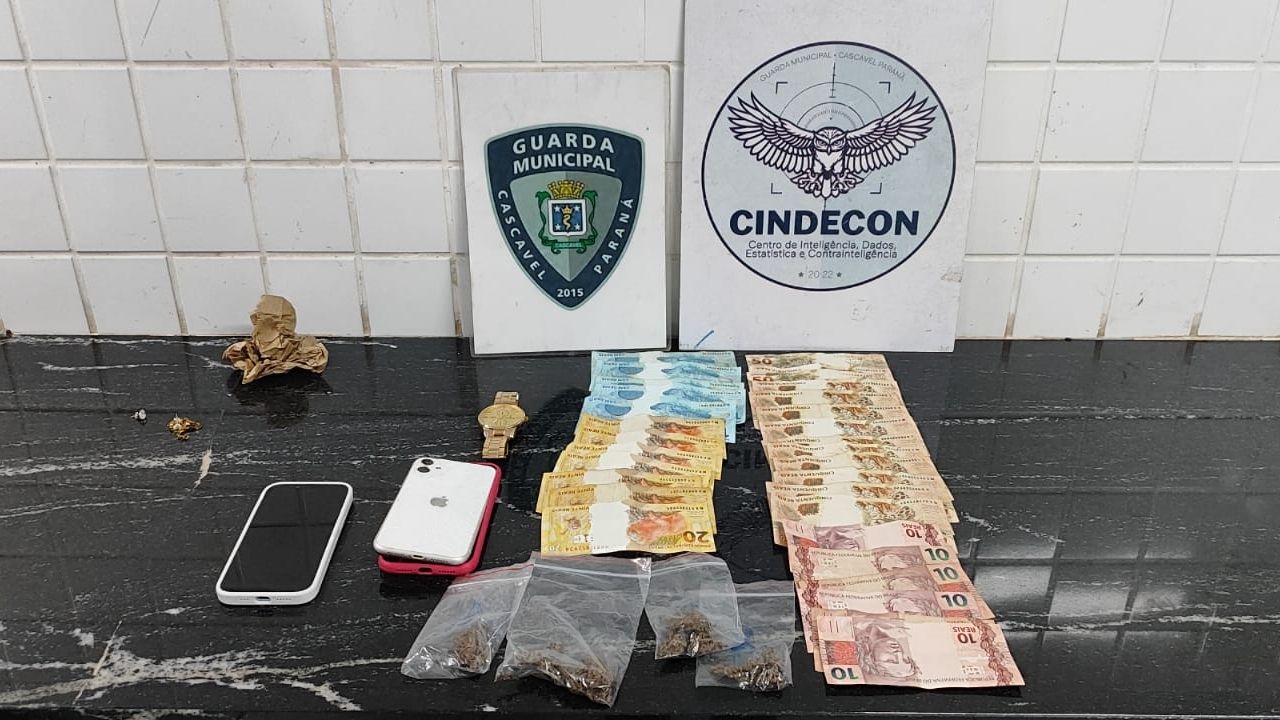 Jovem é levado à delegacia após perseguição policial e apreensão de drogas em Cascavel