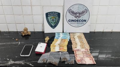 Imagem referente à notícia: Jovem é levado à delegacia após perseguição policial e apreensão de drogas em Cascavel