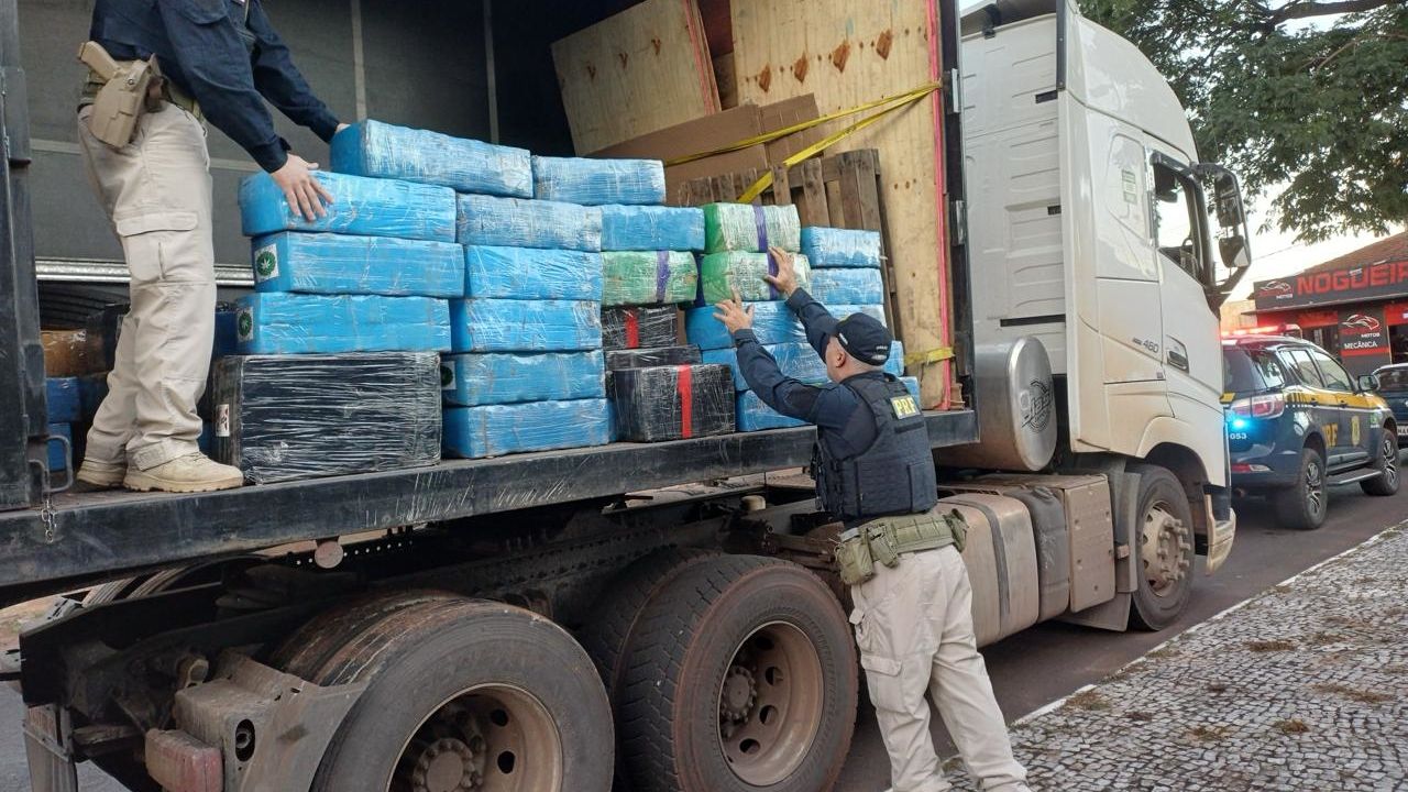 PRF apreende quase duas toneladas de maconha na BR-163 e flagra caminhoneiro sob efeito de "rebite" no Paraná