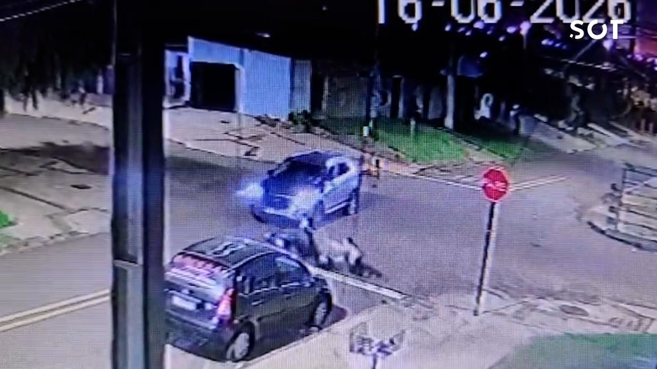 Casal em bicicleta é atingido por carro e fica ferido em cruzamento no Bairro Floresta, em Cascavel