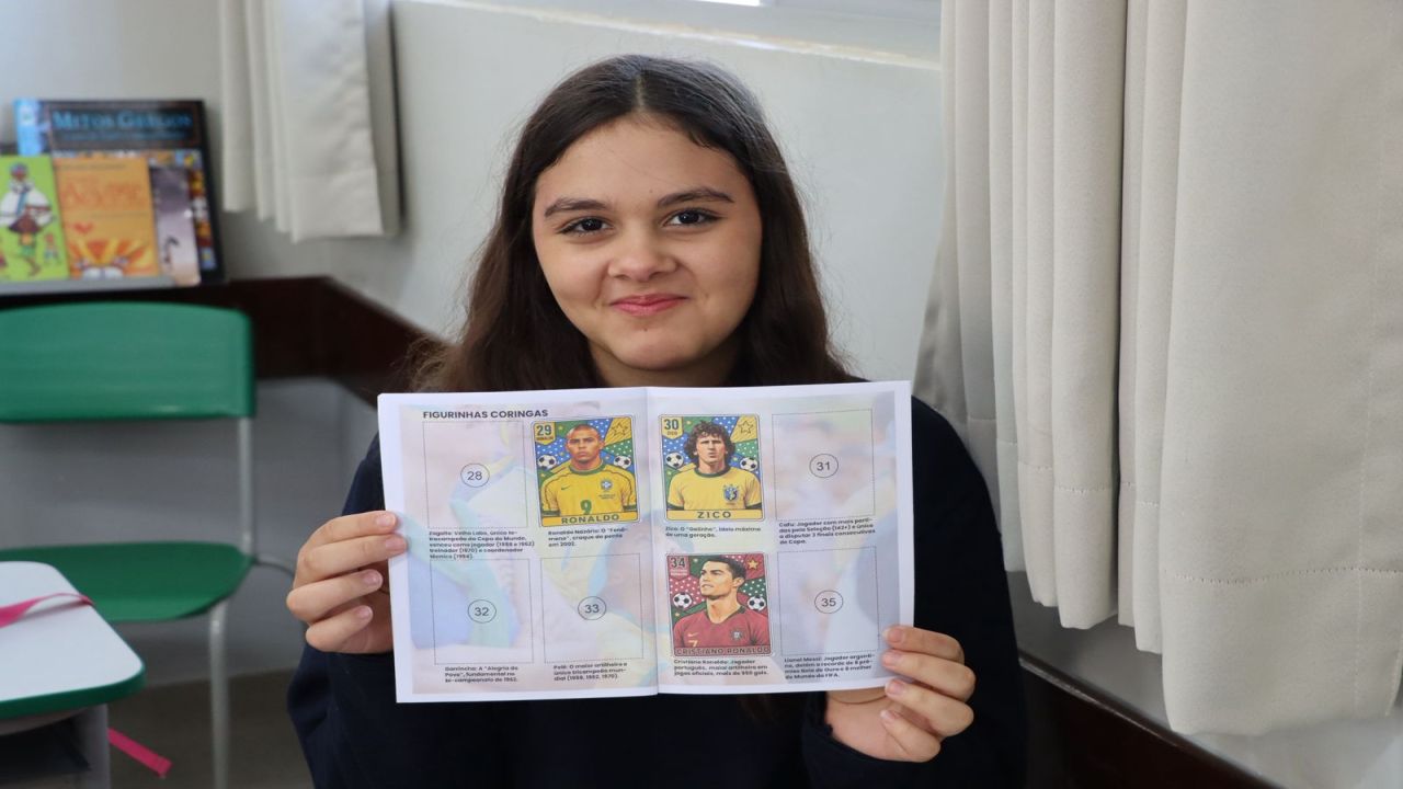 Clima de Copa do Mundo chega à sala de aula e até álbum de figurinha auxilia no ensino