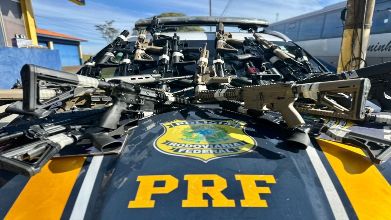 Na maior apreensão de fuzis da história da PRF, carga com 26 armas e 16 pistolas é interceptada na BR-277 no Paraná