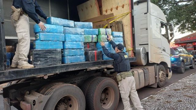 PRF apreende quase duas toneladas de maconha na BR-163 e flagra caminhoneiro sob efeito de "rebite" no Paraná