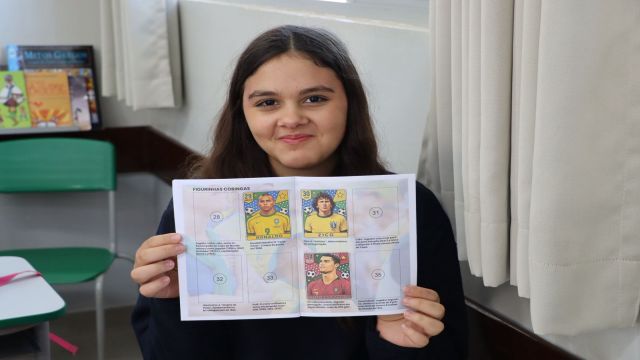 Clima de Copa do Mundo chega à sala de aula e até álbum de figurinha auxilia no ensino