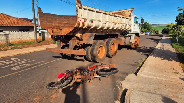 Motociclista fica ferido em colisão com caminhão no Centro de Braganey
