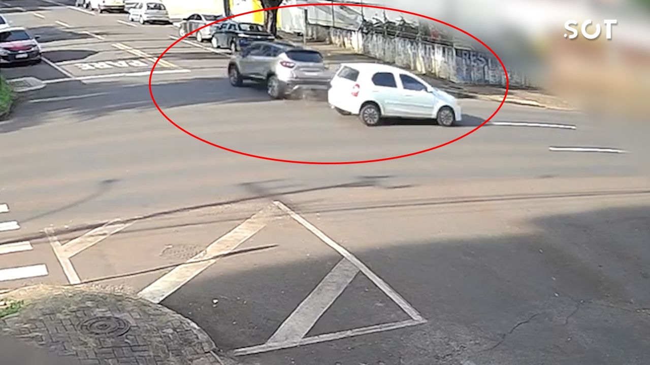 Câmera flagra colisão após avanço de preferencial no Centro de Cascavel