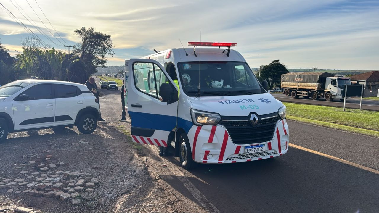 Colisão entre carro e moto deixa dois feridos na marginal da BR-277 em Cascavel