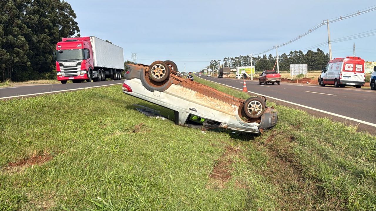 Capotamento na BR-277 após colisão com caminhão deixa dois feridos em Cascavel