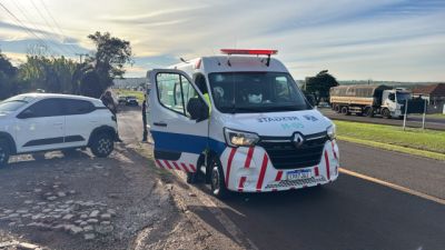 Imagem referente à notícia: Colisão entre carro e moto deixa dois feridos na marginal da BR-277 em Cascavel